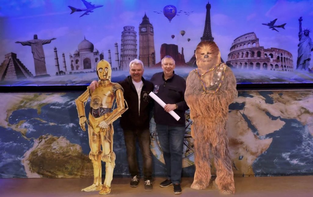 Hartmut Löffler (links) und Thomas Schmidt sind schon zusammen mit dem Androiden c3po und Chewbacca bei der Planung für die nächste Kampagne.